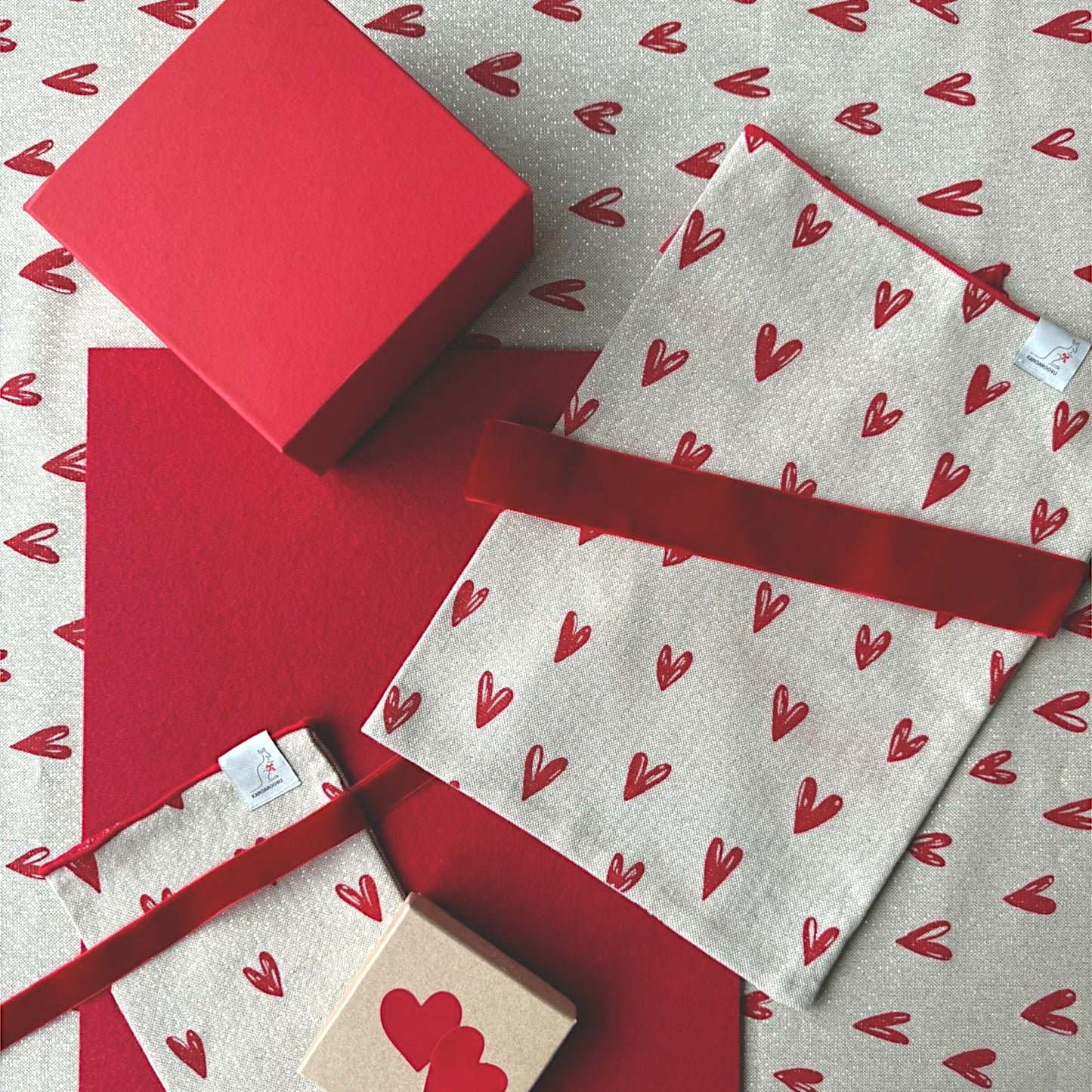 Drawn Hearts Geschenkbeutel (Größe S)